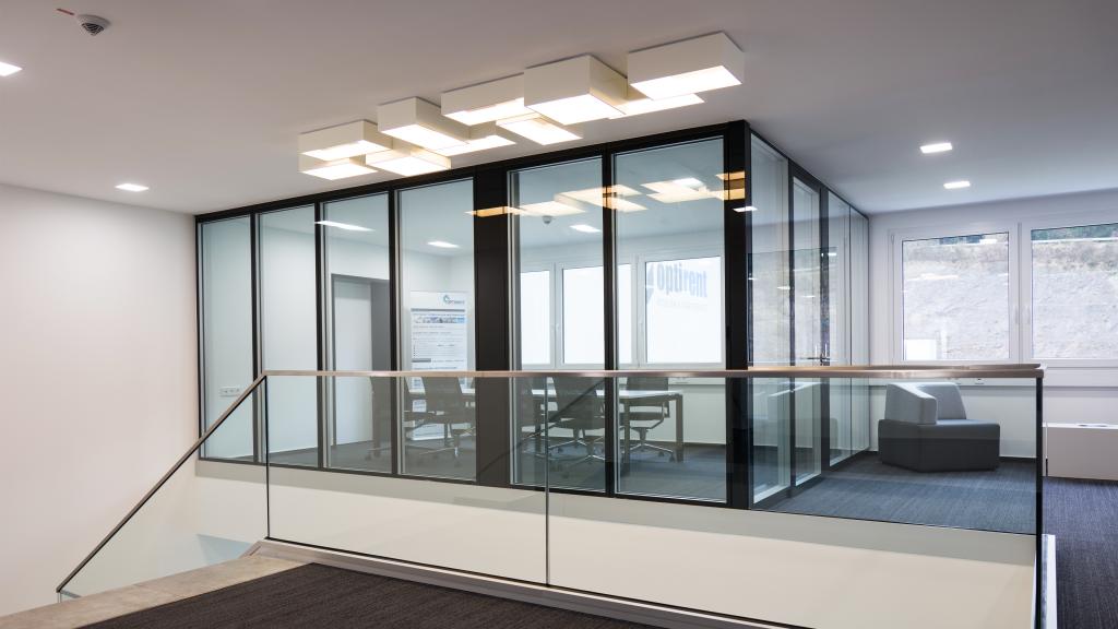 Besprechungsraum mit Glaswänden im modularen Verwaltungsgebäude Optirent
