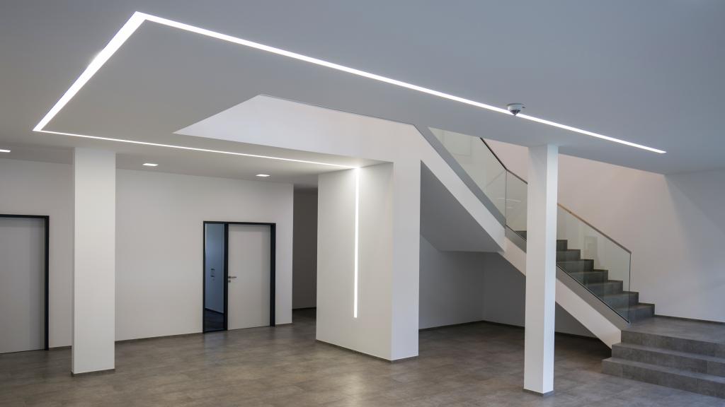 Eingangsbereich mit modernem Lichtband im modularen Verwaltungsgebäude von Optirent