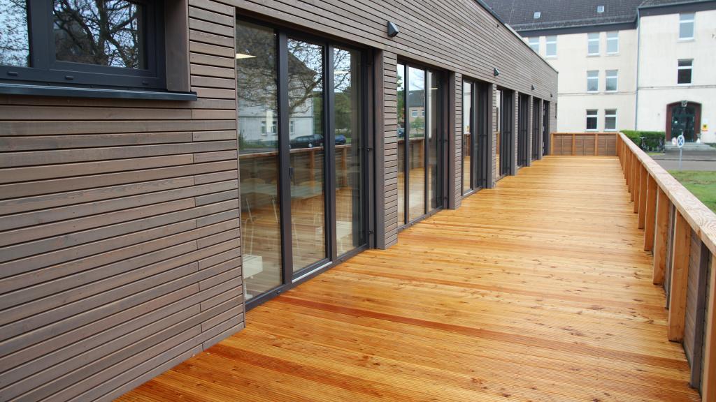 Holzterrasse mit Balkon von der modularen Speisenausgabe Euskirchen