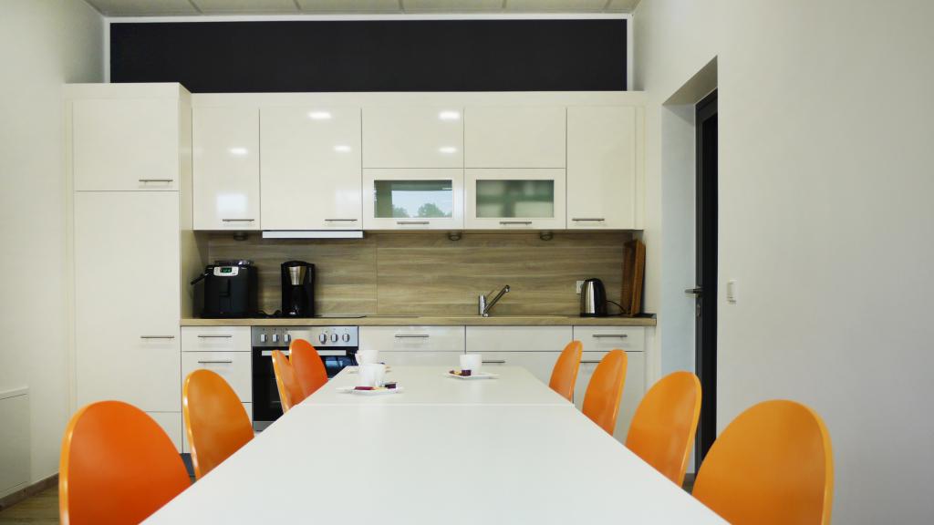 Moderne Küche mit Pausenraum im Modulbau Bürogebäude Evertz