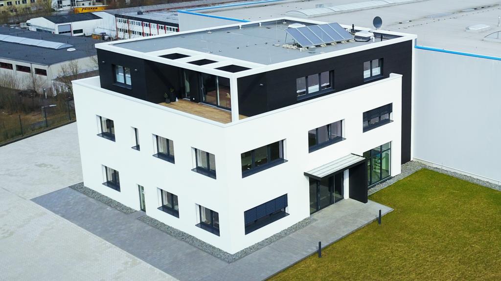 Luftaufnahme des modularen Verwaltungsgebäudes von Optirent in Bergeneustadt