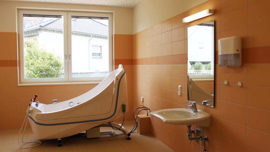Pflegegerechtes Badezimmer in der modularen Pflegeeinrichtung Seniorenstift Hösbach