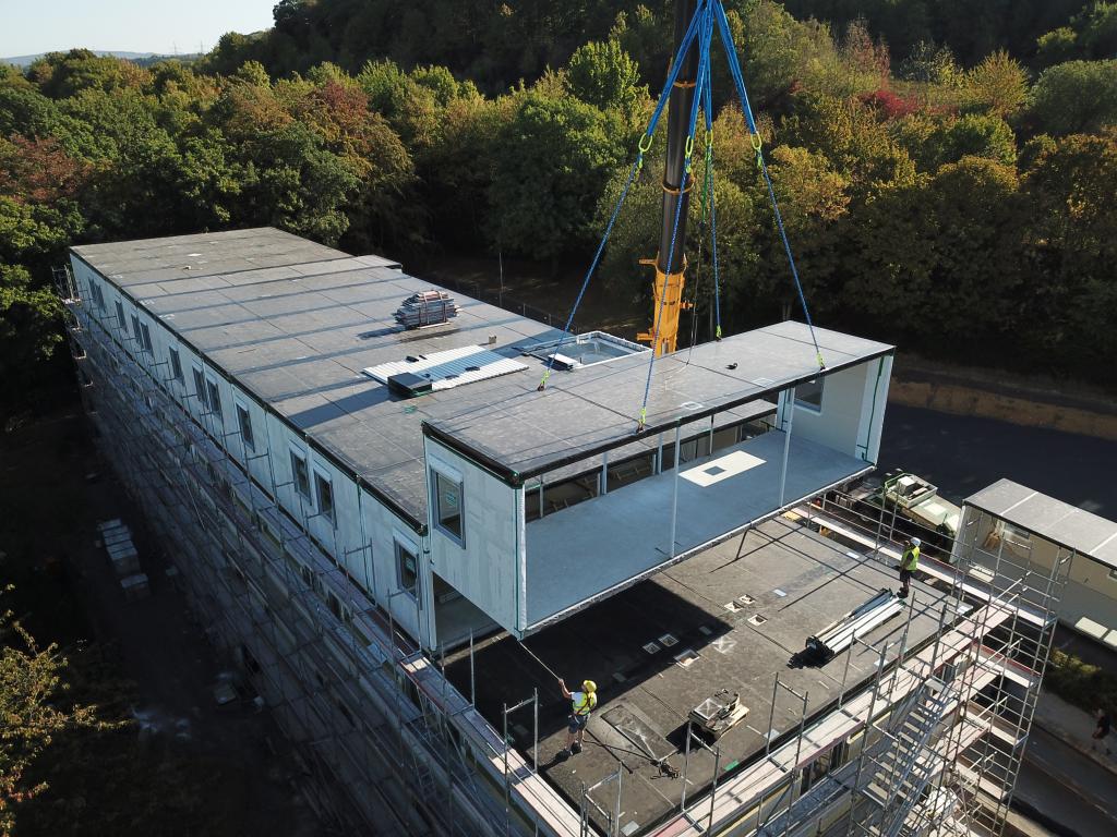 Montage der Module des Unterkunftsgebäudes Zinfue LBB Diez