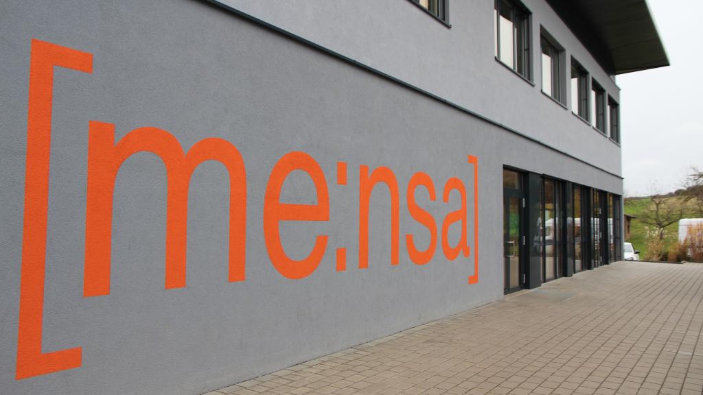 Außenansicht der Fassade der Modulbau Aufstockung für die PAGS Mensa Kuelsheim