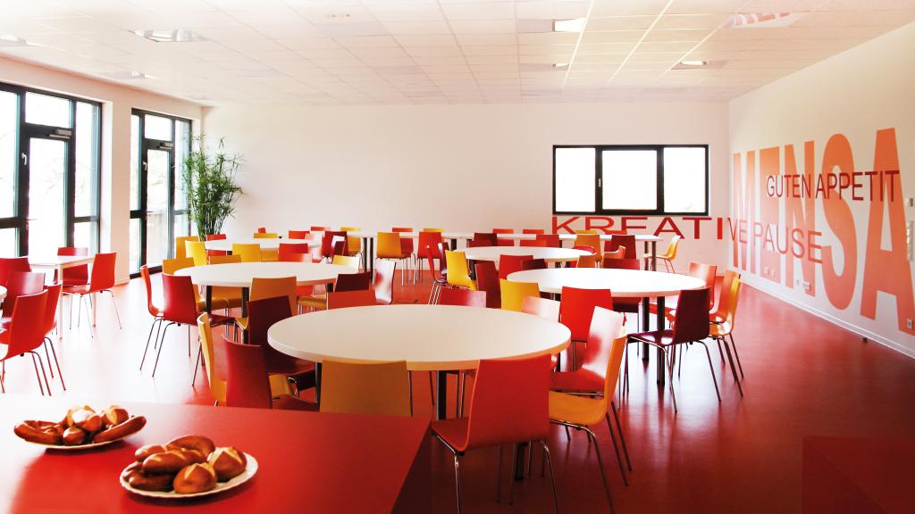 Speisesaal der Mensa in der modularen Schule mit Ganztagsbetreuung in Külsheim