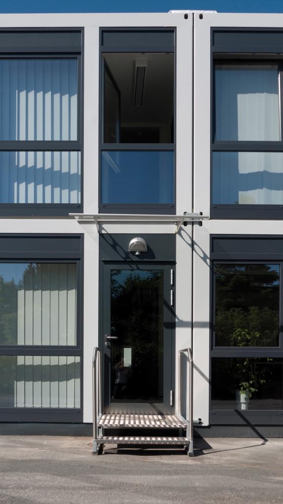 Varel Systemgebäude Containerbau Systembauweise Eingang Fenster grau