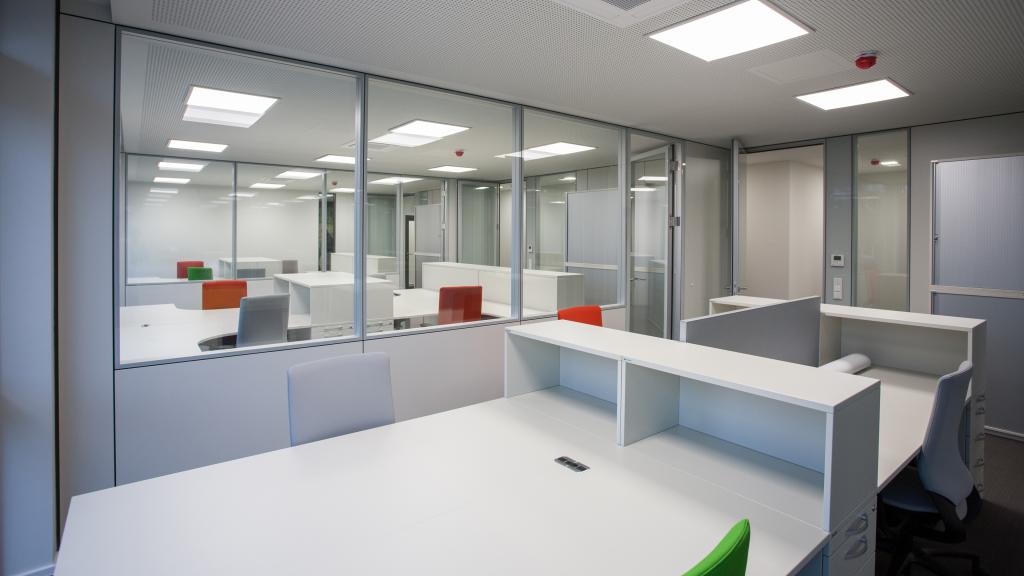 Helle Arbeitsplätze in Büroräumen eines modernen Bürogebäudes in Modulbauweise