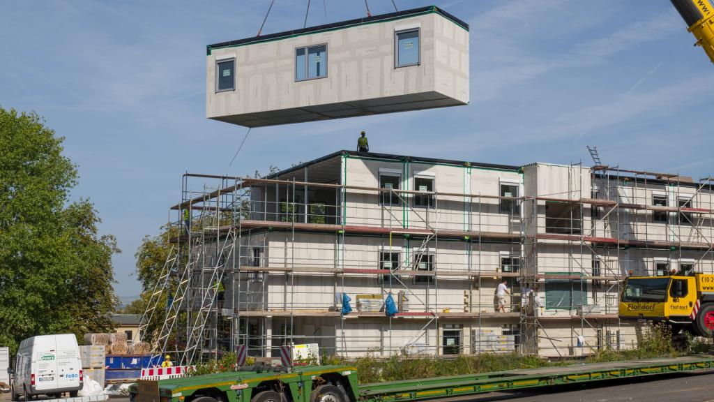 Modulstellung auf der Baustelle des Unterkunftsgebäudes Zinfue LBB Diez