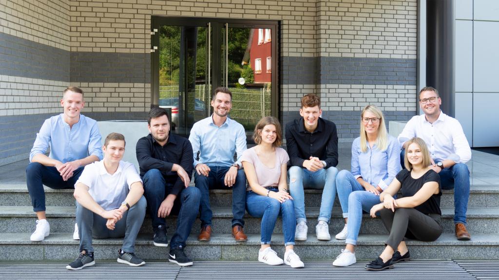 Mitarbeiter Zusammenhalt Treppe Gruppenfoto