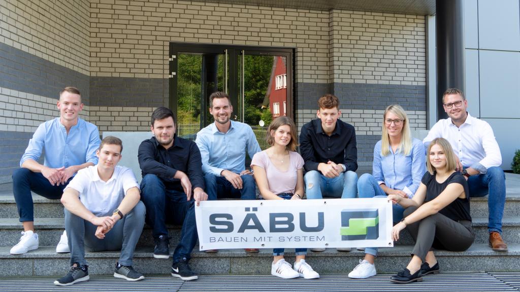 Mitarbeiter Gruppenfoto SÄBU Banner