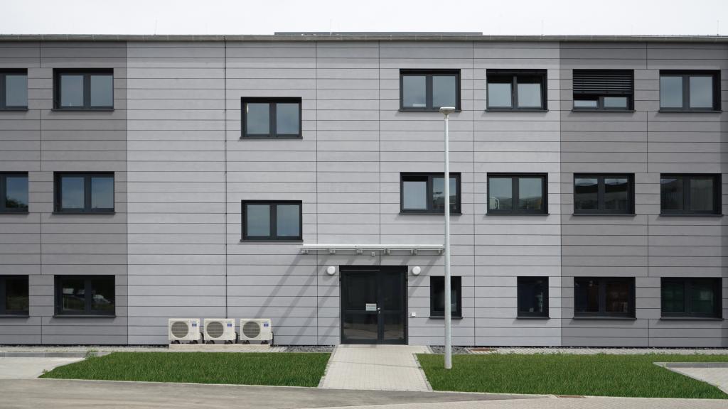 Verwaltungsgebäude in Systembauweise Fassade grau zweifarbig