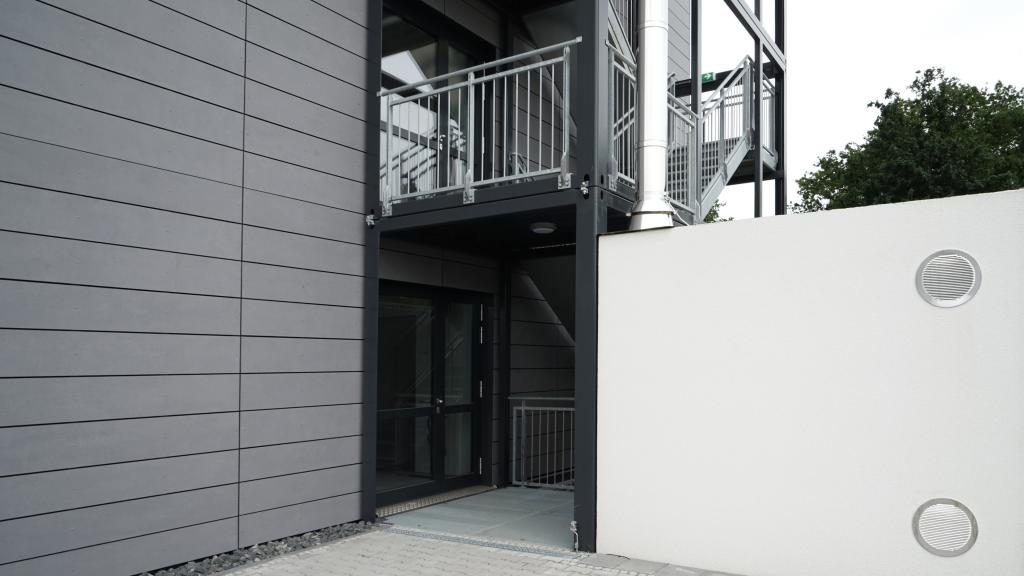 Bürogebäude Systembau Heizcontainer Fassade grau
