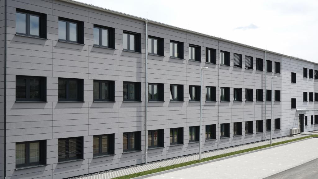 Verwaltungsgebäude Systembauweise Fassade grau Außenansicht