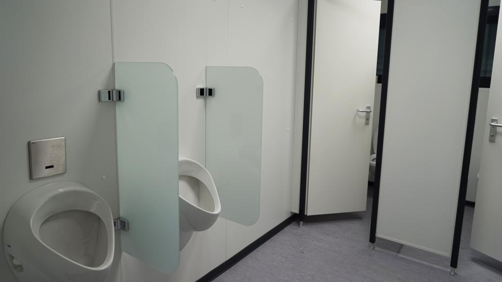 Badezimmer im Sanitärbereich eines Verwaltungsgebäudes in Systembauweise