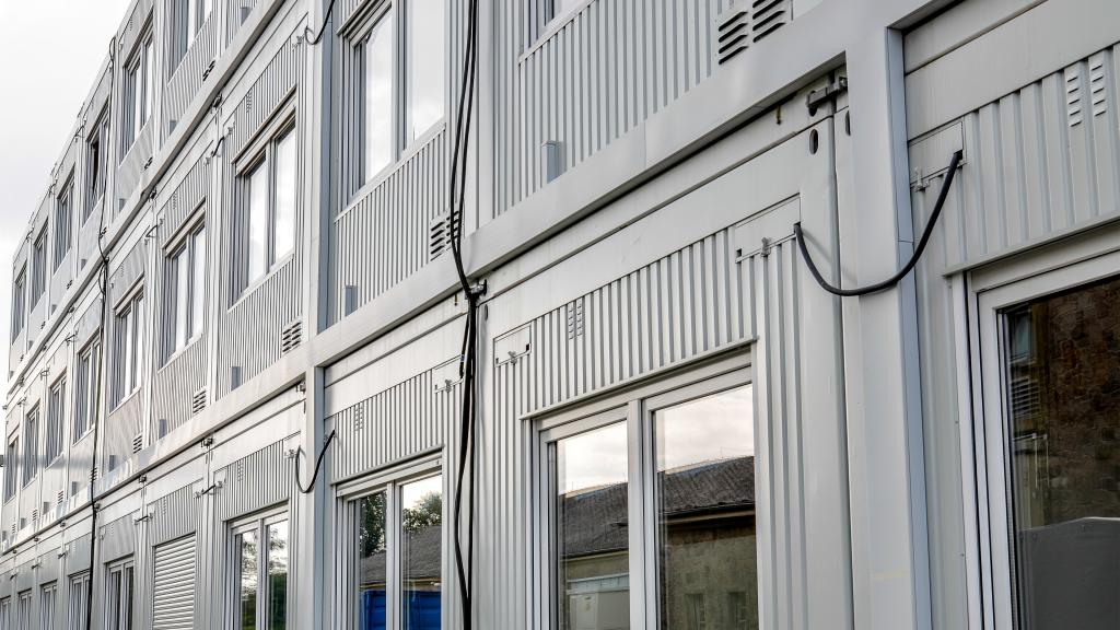 Detailansicht der Fassade eines Bürogebäudes in OPTILine Containerbauweise