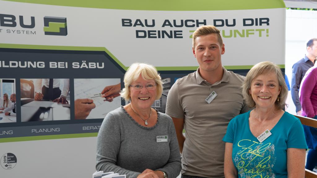 ABOM_Ausbildungsmesse_Altenkirchen_Saebu_Standpersonal_Ausbilderinnen_Azubi