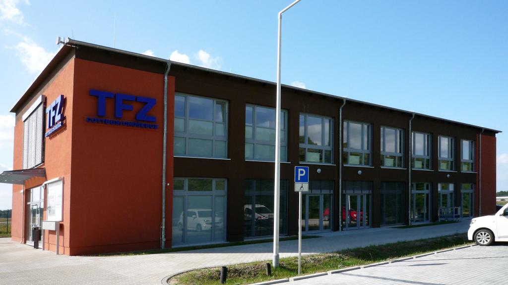 TFZ_Buerogebaeude_Cottbus_Aussenansicht_Parkplatz