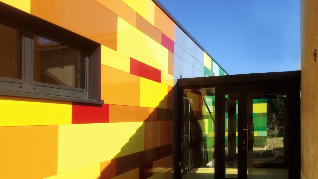 Kilindum_Kindertagesstaette_Wolfenbuettel_Bunte_Fassade_Durchgang_Seiteneingang