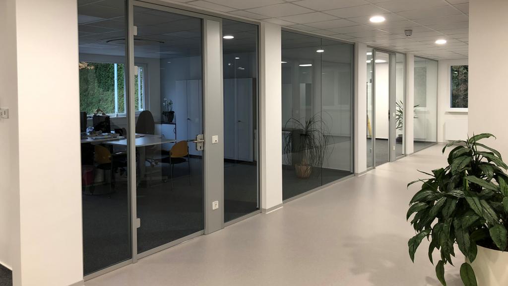 Flur zur den Büroräumen des modularen Verwaltungsgebäudes der DB in Nürtingen
