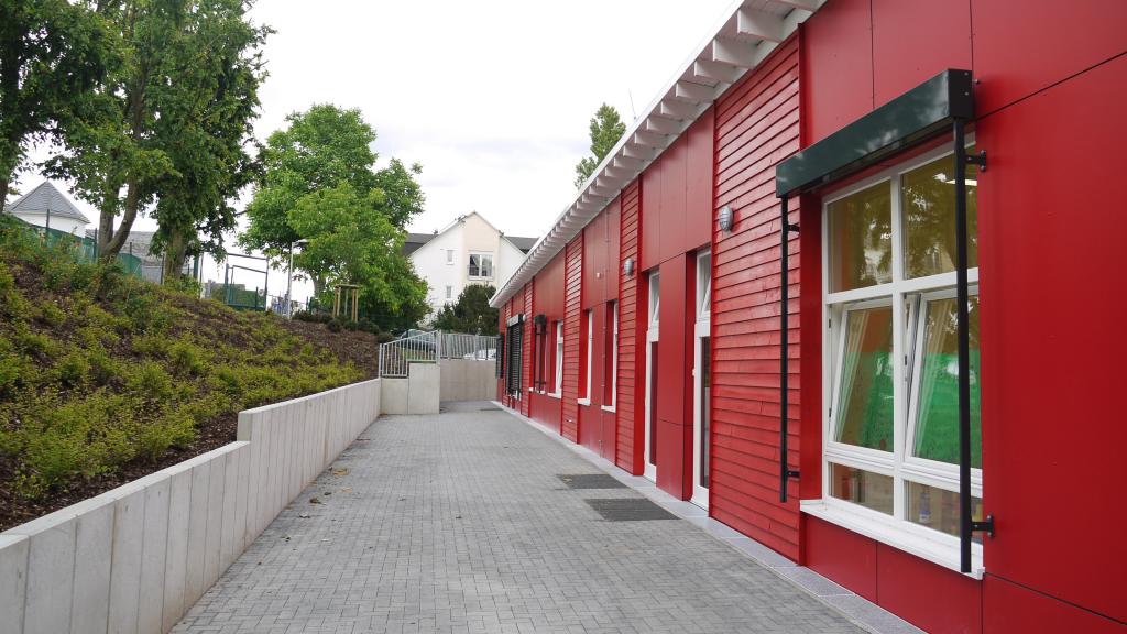 Erweiterungsbau_Modulbau_Kindertagesstaette_Bullerbue_Aussenansicht_rote_Fassade