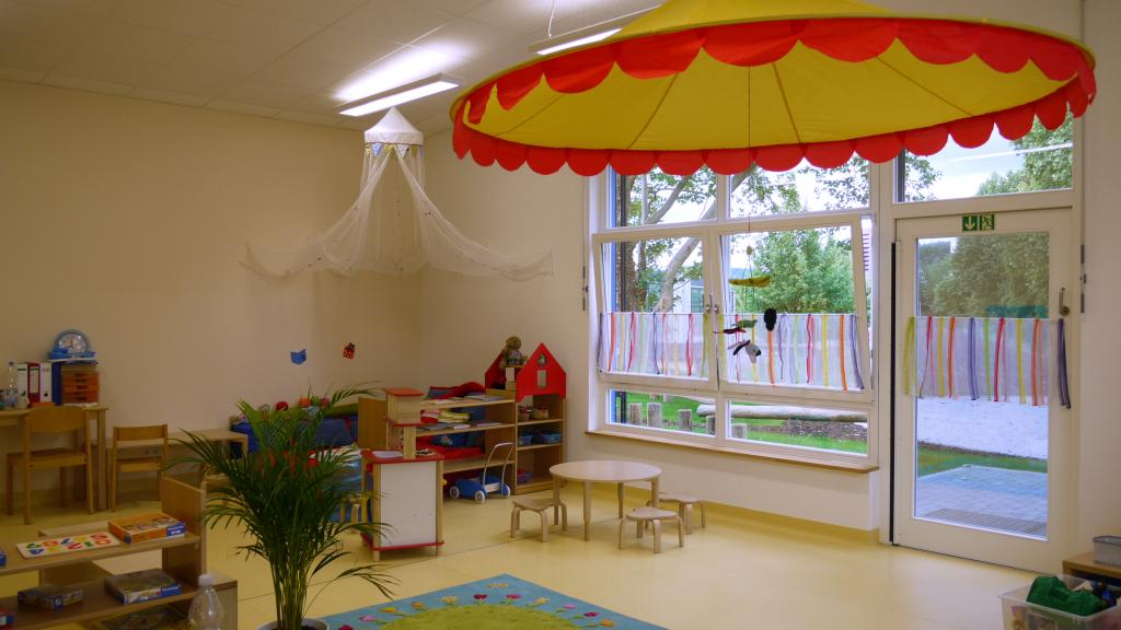 Erweiterungsbau_Modulbau_Kindertagesstaette_Bullerbue_Gruppenraum_Spielzimmer_Terassenblick