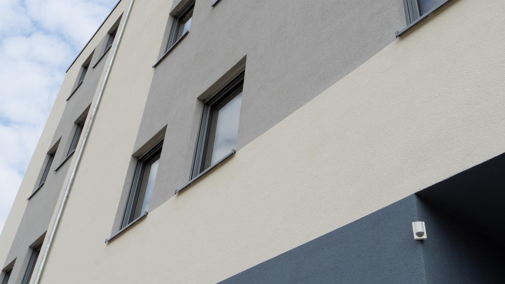 Blau-graue Fassadengestaltung des Modulbaus in Mainz