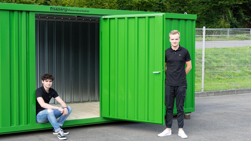 Auszubildende der SÄBU Morsbach GmbH vor einem grünen Fladafi Container