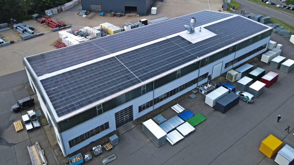 Luftaufnahme der neuen Solarzellen auf der Produktionshalle