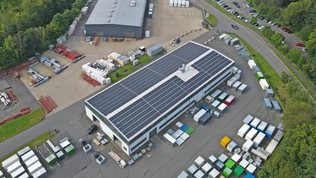 Luftaufnahme von neuen Solarzellen auf dem Dach der Produktionshalle