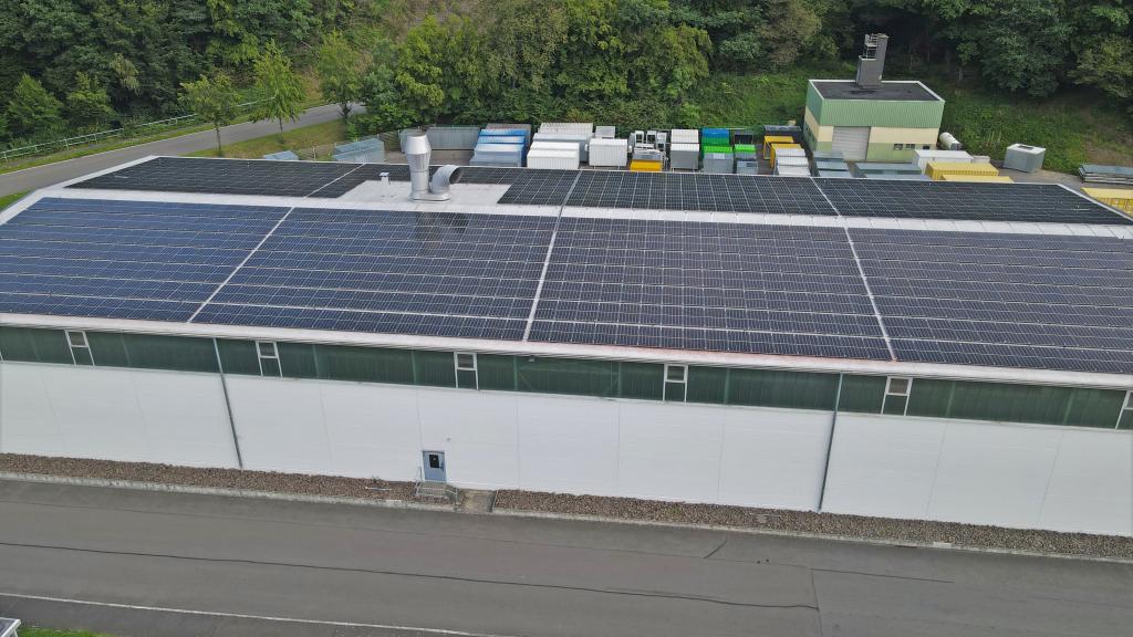 Neue Solarzellen auf dem Dach der Produktionshalle