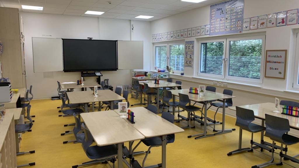 Interimsschule Krefeld Klassenraum mit Whiteboard