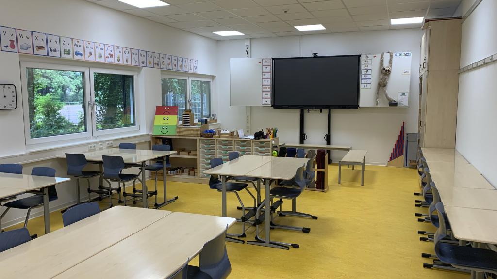 Interimsschule Krefeld Klassenzimmer mit Whiteboard
