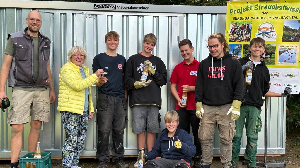 Projekt Streuobstwiese Schlüsselübergabe Materialcontainer