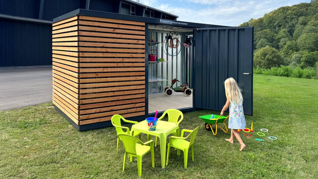 Lagercontainer für Kindergarten und Kita mit Holzfassade