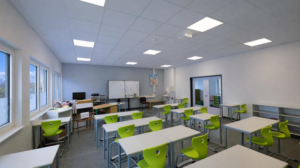 Blick auf die Tafel eines Klassenzimmers in ruhiger, moderner und stabiler Architektur