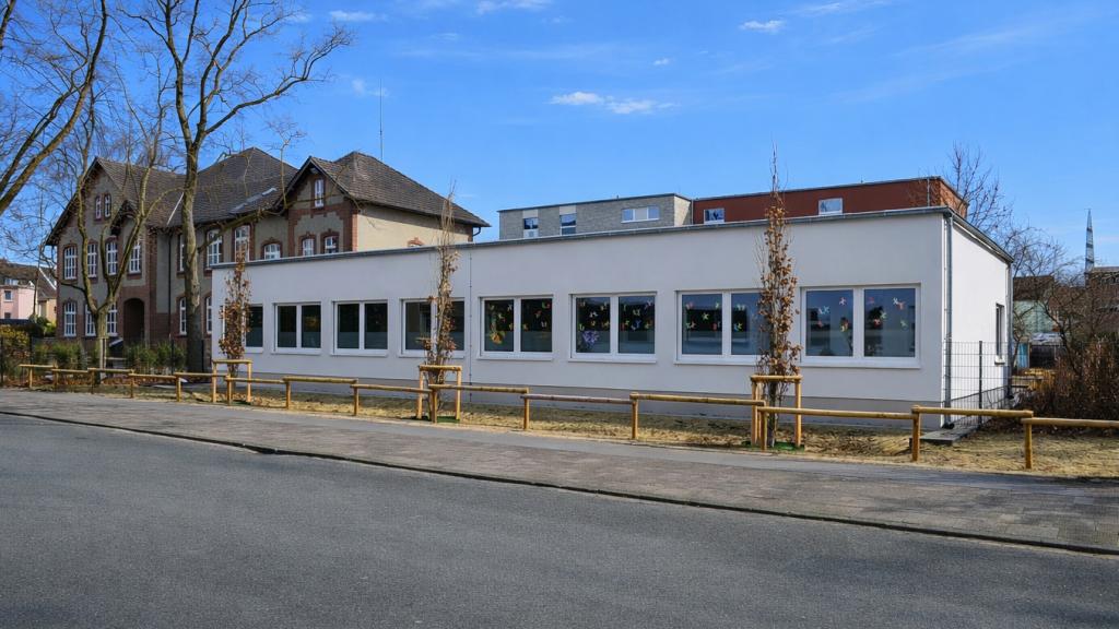 Blick auf die Vorderseite des modularen Schulgebäudes der Klaraschule in Dinslaken
