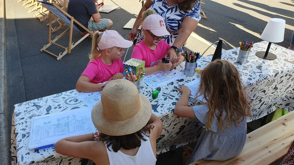 Kinder malen gemeinsam am SÄBU-Kinderstand bei der Langen Nacht in Morsbach.