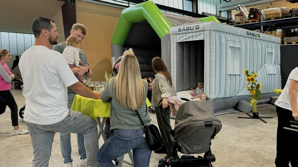 Familienfest zum Weltkindertag bei SÄBU in Morsbach mit Hüpfburg und Stehtischen in der Halle.
