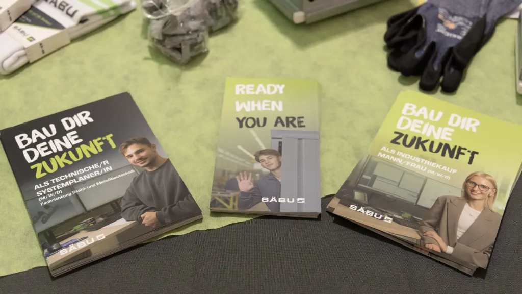 Drei Ausbildungsflyer für die Ausbildungsmesse an der Leonardo-Davinci-Schule in Morsbach mit der Überschrift " Ready when you are!" und " Bau dir deine Zukunft".