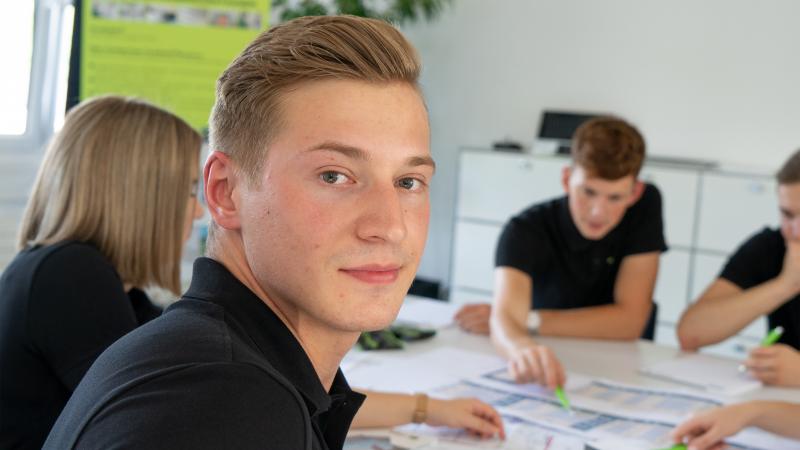 Auszubildender Industriekaufmann Schulungsraum Ausbildung