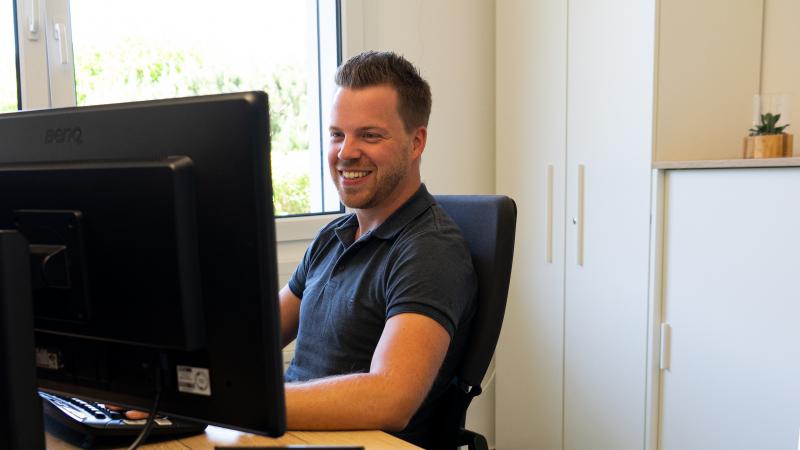 Einkäufer am Arbeitsplatz in der Verwaltung Mitarbeiter 